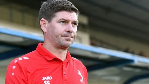 谷爱凌为跳水新星鼓劲助威