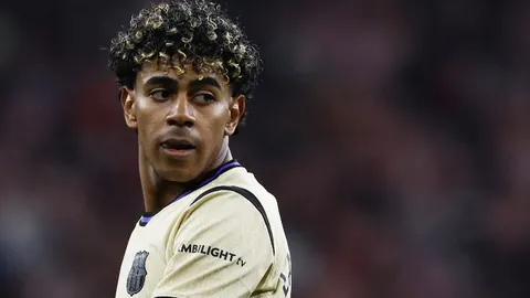 火箭大胜太阳，格林砍33分助球队连胜三场，布克28分KD贡献11+7